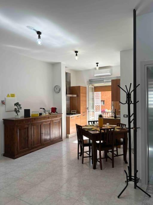 3 Fermate Dal Colosseo - Casa Vacanze Elena - 50 M Da Metro Garbatella Roma Exterior foto
